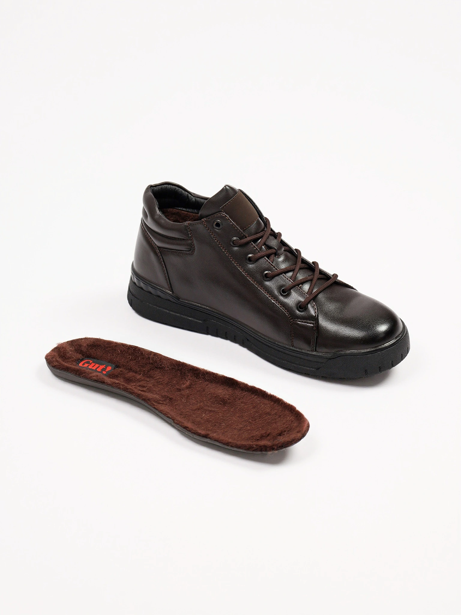 Ботинки коричневого цвета на низкой подошве